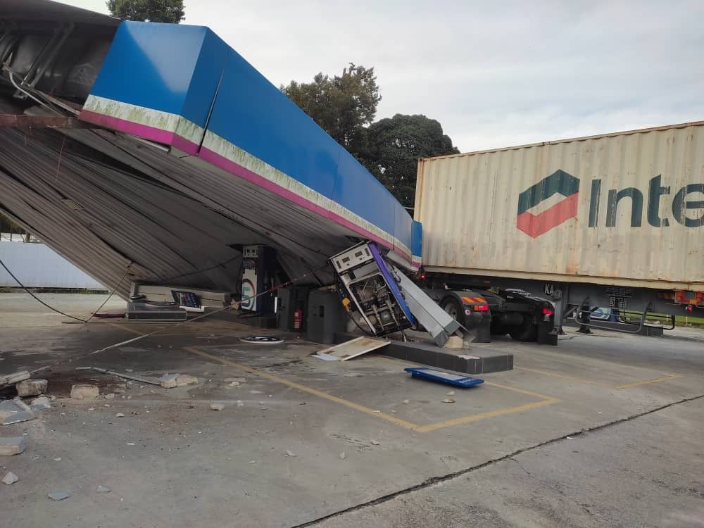 Bumbung stesen minyak runtuh dilanggar treler