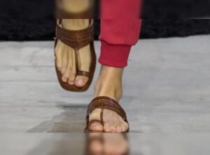 Dikritik tiru rekaan, Prada keluarkan sandal buatan India