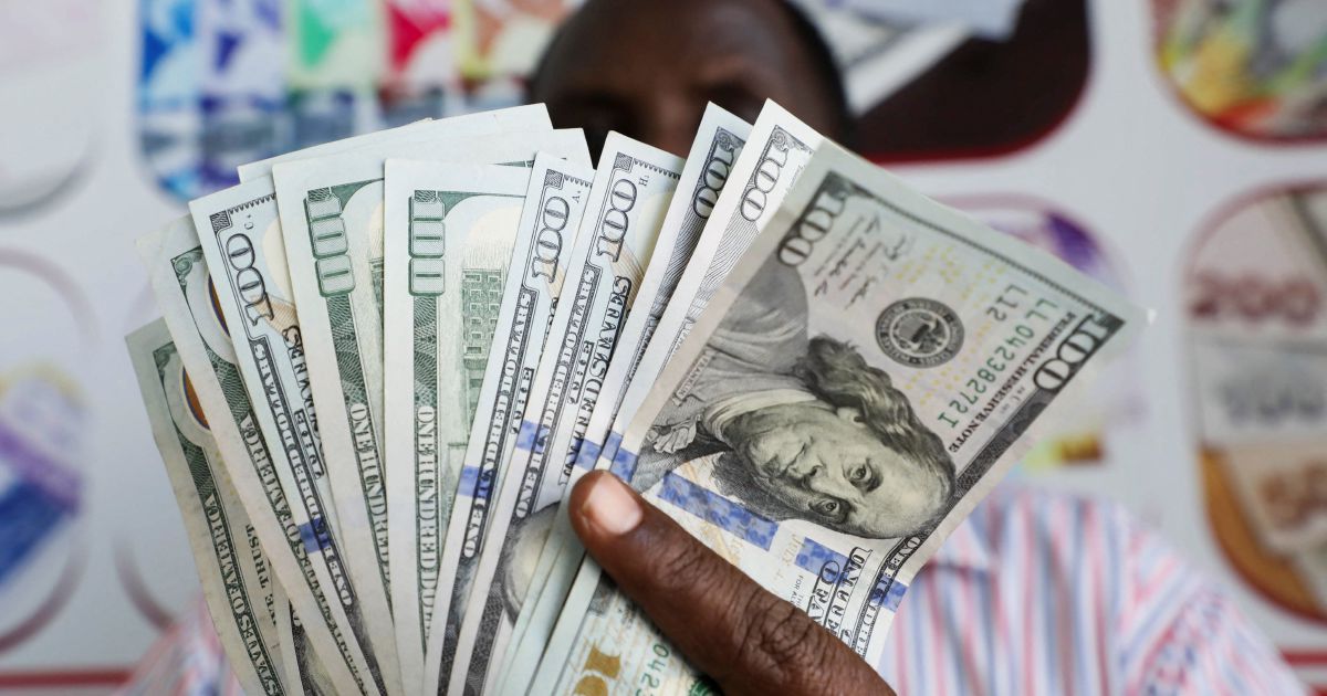 Dollar holds gains against sterling, yen as central bank decisions loom