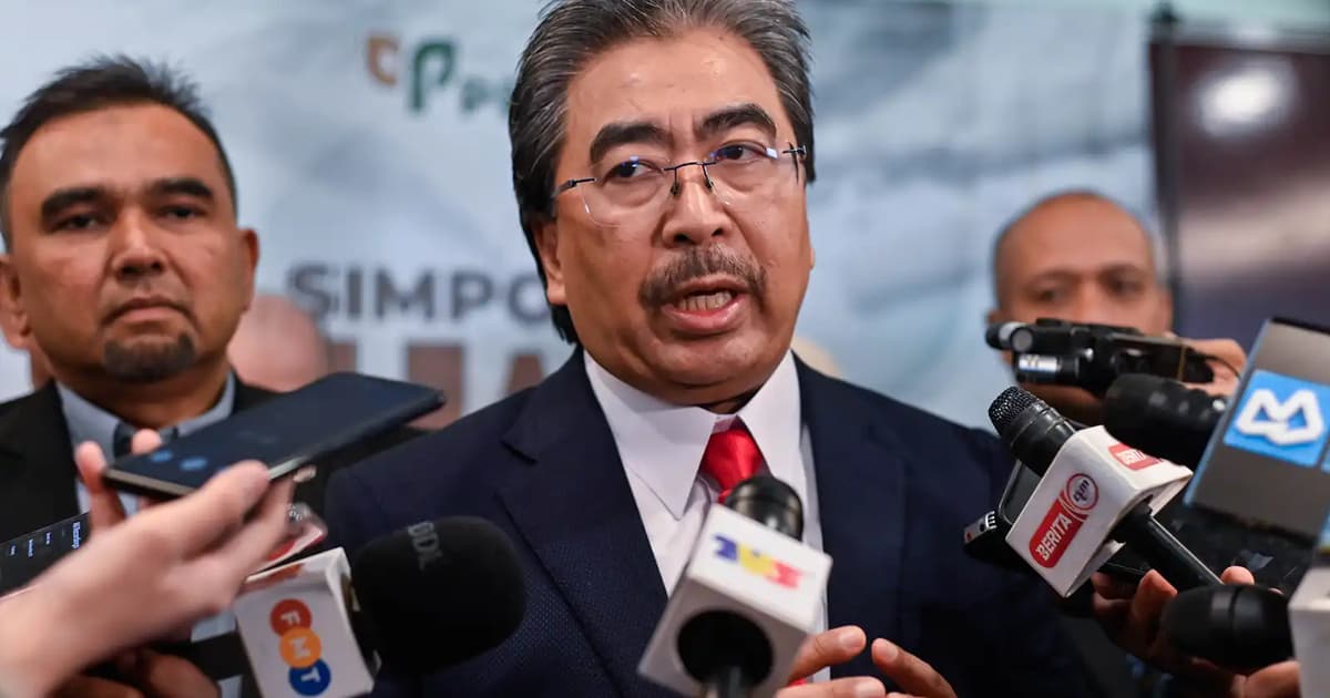 Don’t politicise UEC issue, says Johari