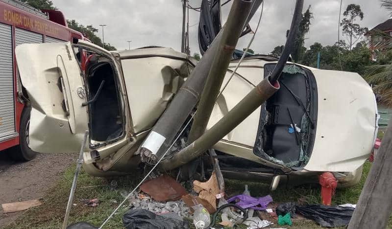 Dua maut Avanza rempuh tiang elektrik 