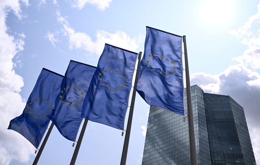 EU beku aset berdaulat Russia