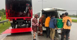 Fire Dept step in to transport coffin after floods submerge Kuantan road
