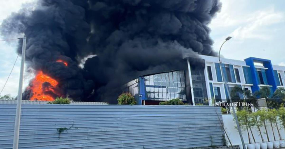Fire at Puncak Alam plastic factory 90pc extinguished
