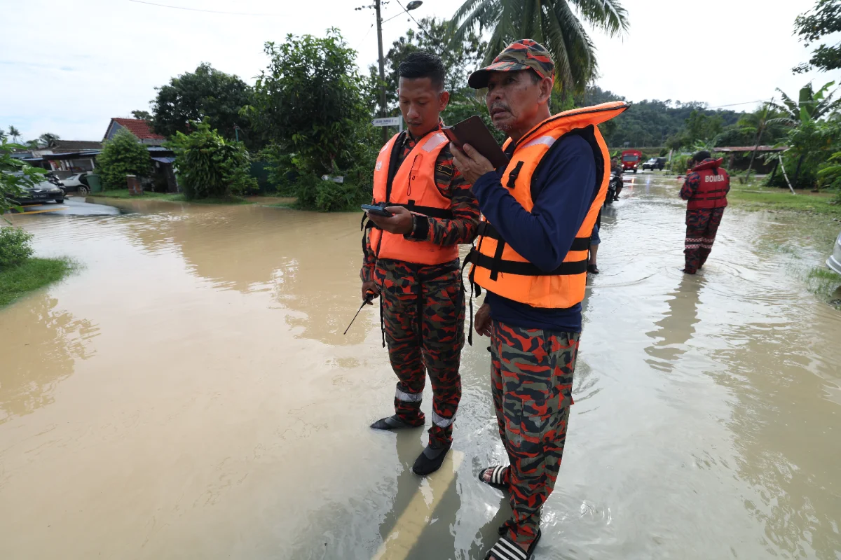 Fire department rescues 20 flood victims in Hulu Langat village