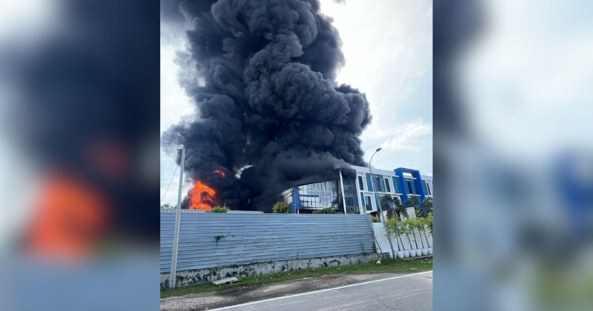 Firemen contain Puncak Alam plastic factory blaze