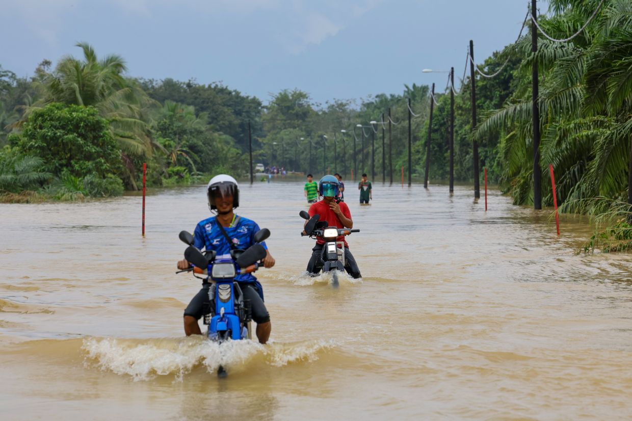 Floods: Evacuee numbers rise in T'ganu, situation eases in Sarawak