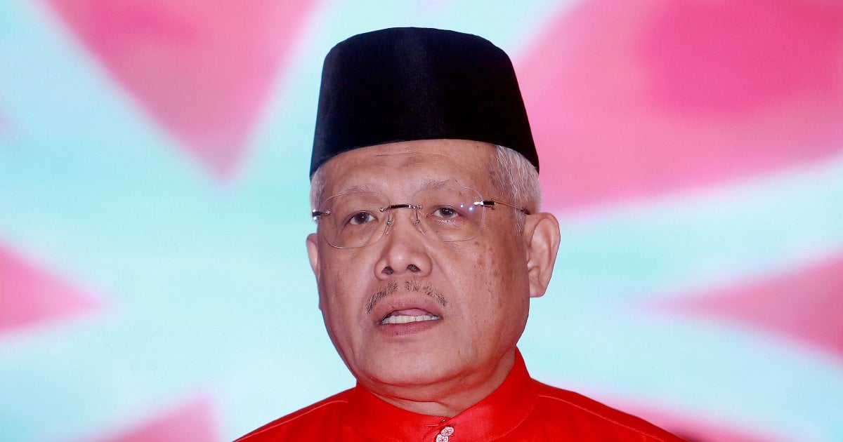 Hamzah Zainudin to step down as opposition leader effective Jan 1