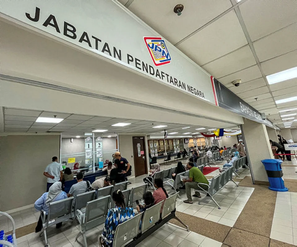 JPN pertimbang tawaran serah semula MyKad dwiwarganegara