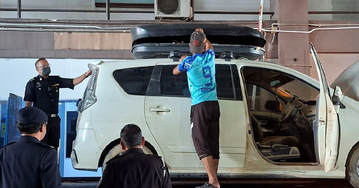 Kelantan towing company overwhelmed as Hat Yai flood victims seek help