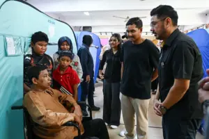 Kunjungan keluarga diraja Terengganu ubati kesedihan mangsa banjir di PPS