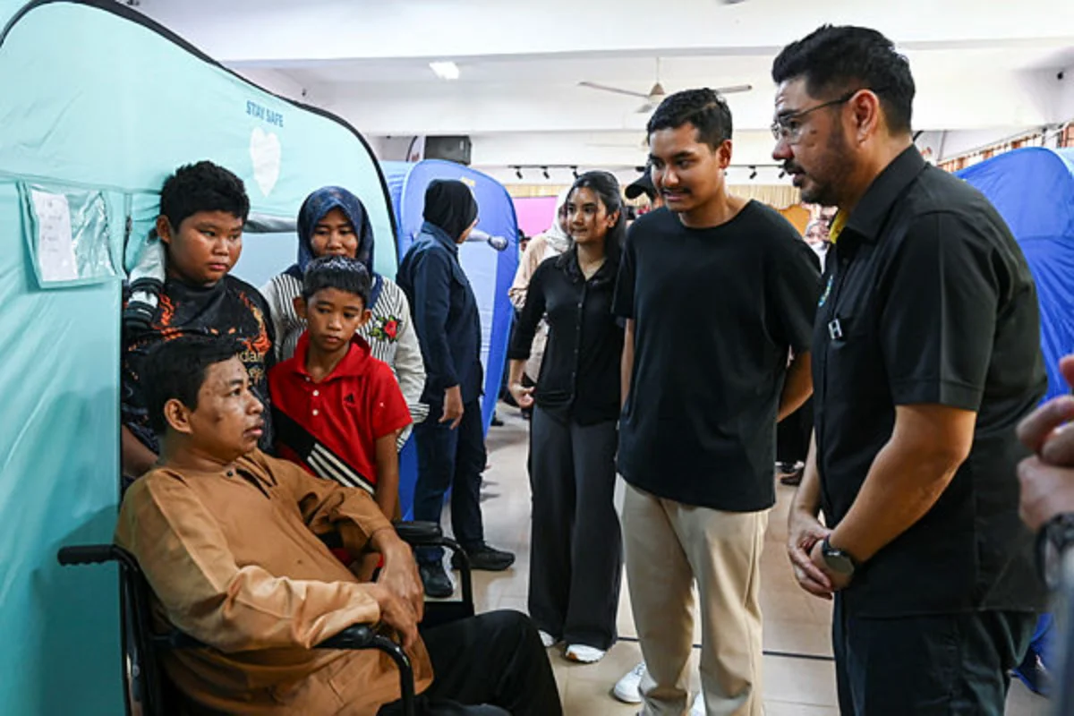 Kunjungan keluarga diraja Terengganu ubati kesedihan mangsa banjir di PPS