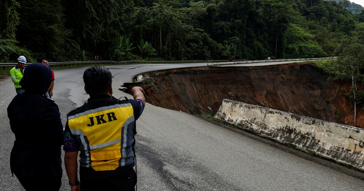 Landslide: Concrete barriers installed to Gua Musang-Lojing road
