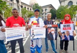 Najib's supporters gather at Palace of Justice from 6.45am in hope of a favourable verdict