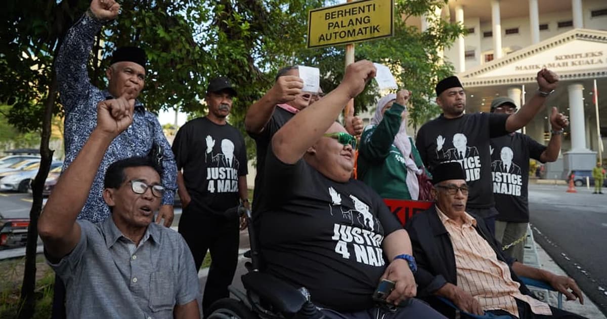 Najib’s supporters gather outside court complex ahead of house arrest verdict