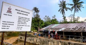 Number of evacuees drops as situation in flood-hit states improves