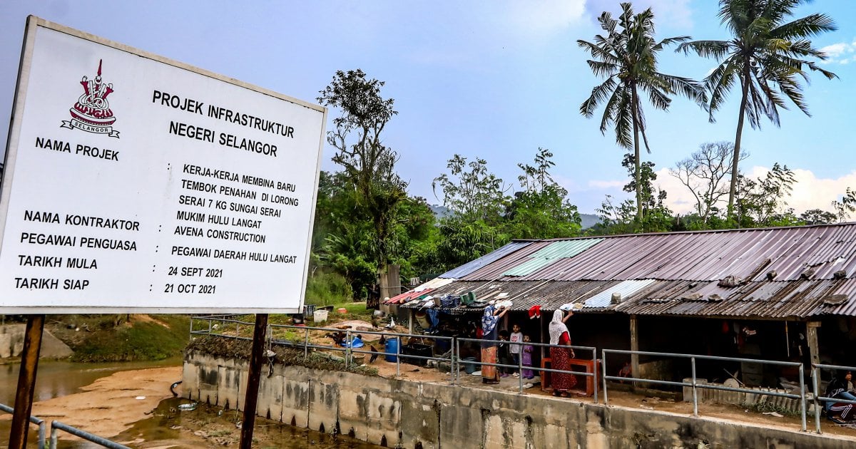 Number of evacuees drops as situation in flood-hit states improves