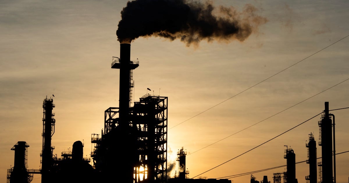 Oil holds at two-week highs on expected US rate cut, geopolitical risks