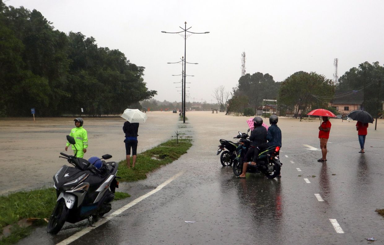 Pahang floods: Hundreds of students evacuated as two Pahang educational institutions affected
