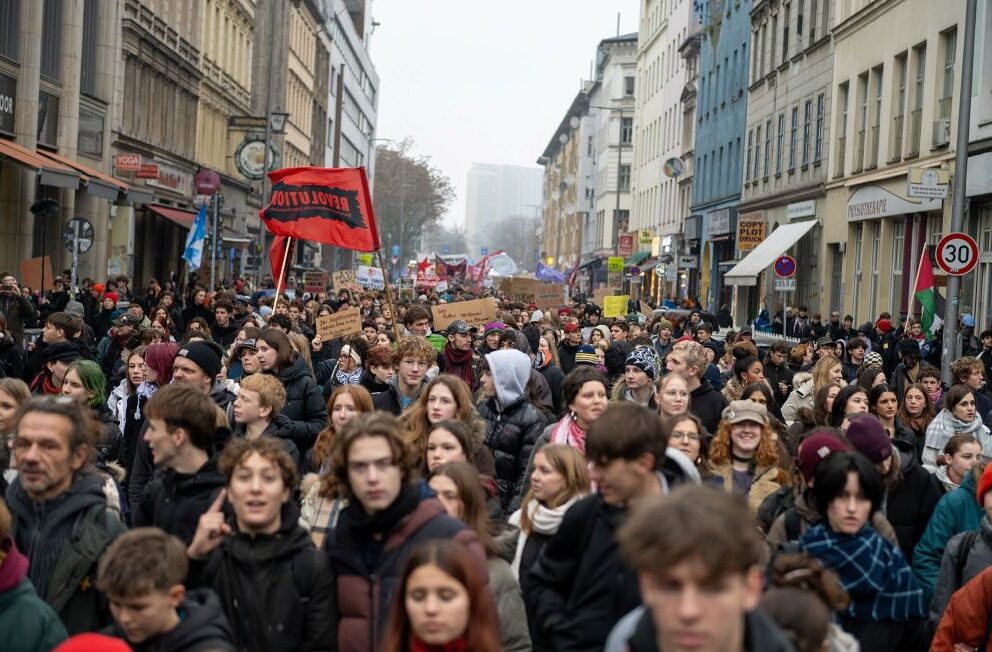 Pelajar sanggup ponteng sekolah bantah dasar ketenteraan Jerman