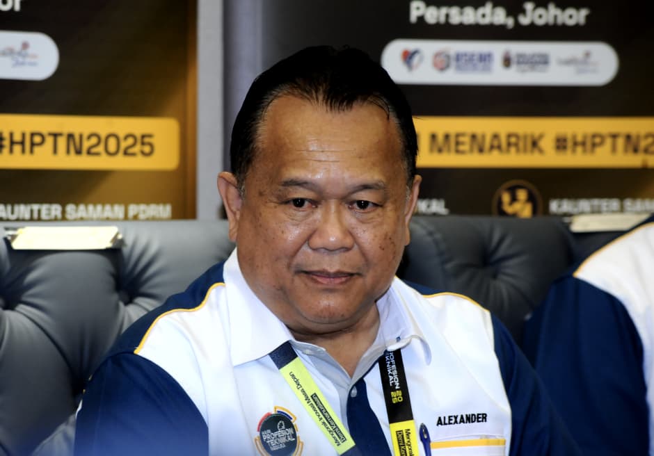 Penghadang konkrit insiden jatuh gaung hanya boleh dialih dengan kren