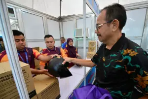 Reruai tukar topi keledar, minyak enjin percuma diserbu pengunjung rancakkan MADANI