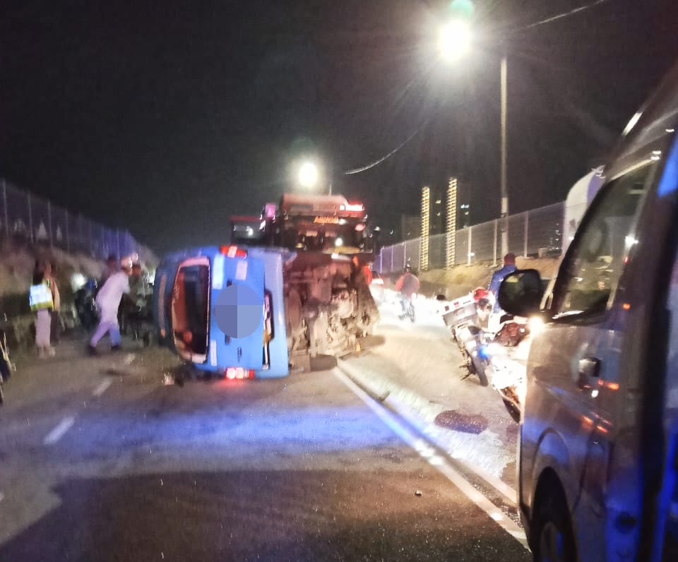 Seorang maut, tujuh cedera parah van kilang terbabas