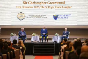 Sultan Nazrin berangkat ke Syrahan Undang-Undang Sultan Azlan Shah ke-35