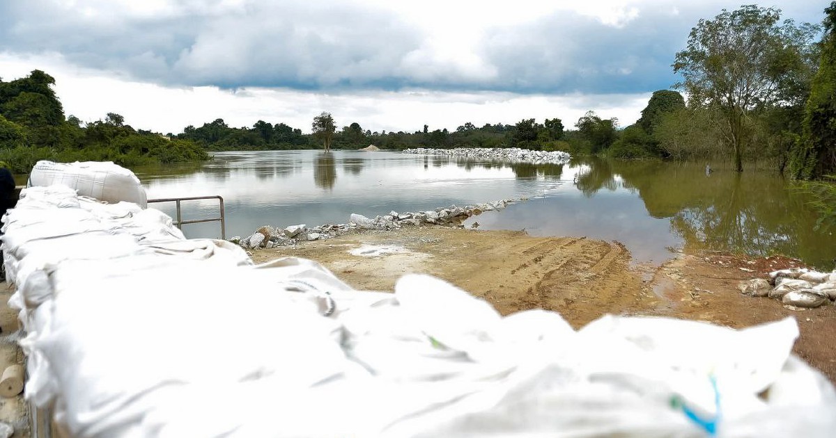 Thai authorities reinforce Golok River to prevent floods