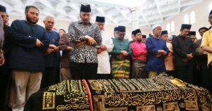 Tun Musa, Zahid among thousands at Bung's funeral
