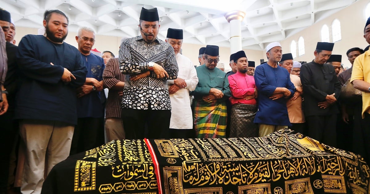 Tun Musa, Zahid among thousands at Bung's funeral