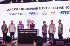 Tunku Ismail sempurnakan majlis pengoperasian Landasan Berkembar Elektrik Gemas-JB