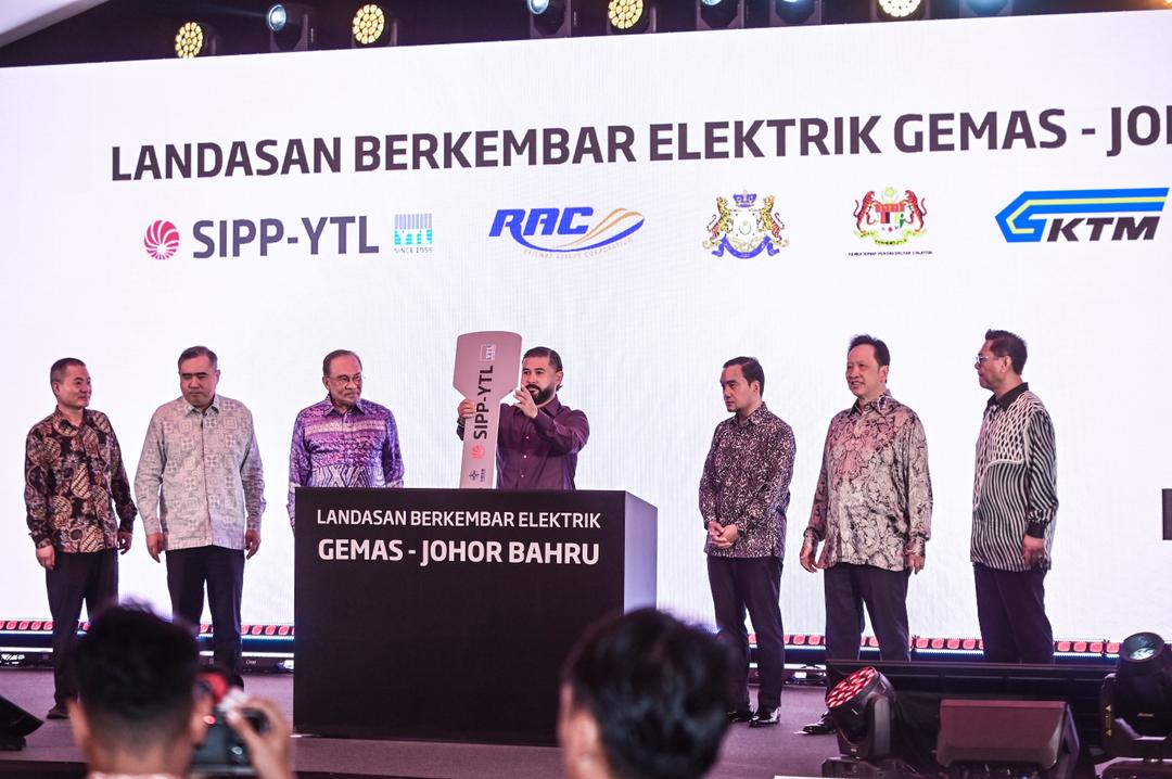 Tunku Ismail sempurnakan majlis pengoperasian Landasan Berkembar Elektrik Gemas-JB