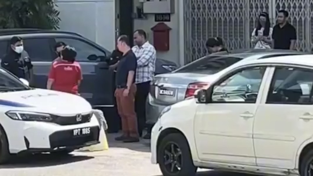 Wanita ludah, tunjuk isyarat lucah kepada polis ditahan