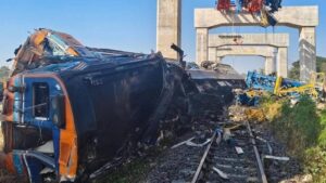 32 maut, kren hempap gerabak tren di Thailand