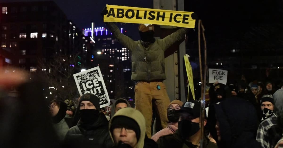 Anti-ICE demonstrators chase off far-right activists at Minneapolis rally