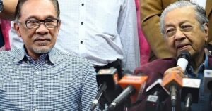 Anwar, Wan Azizah pray for Dr M’s swift recovery