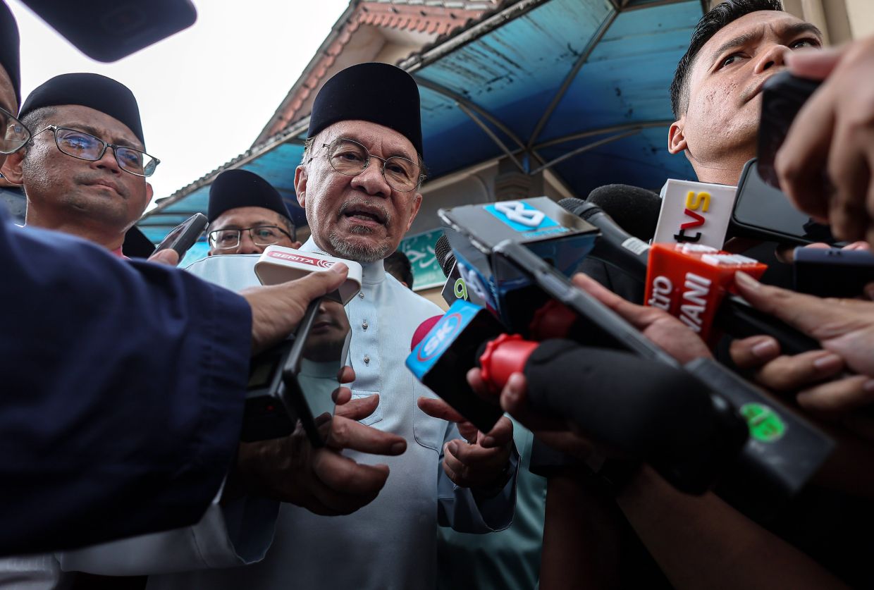 Anwar calls for transparent, orderly Ramadan bazaars