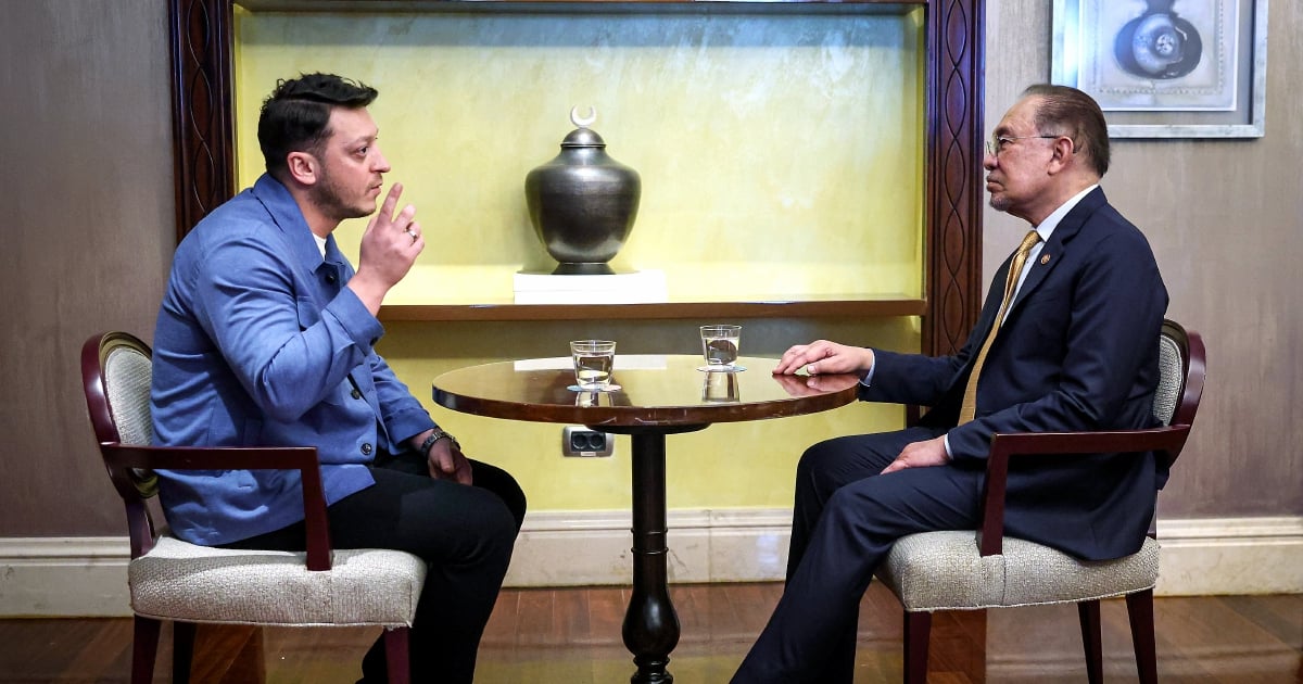 Anwar meets Mesut Ozil in Istanbul