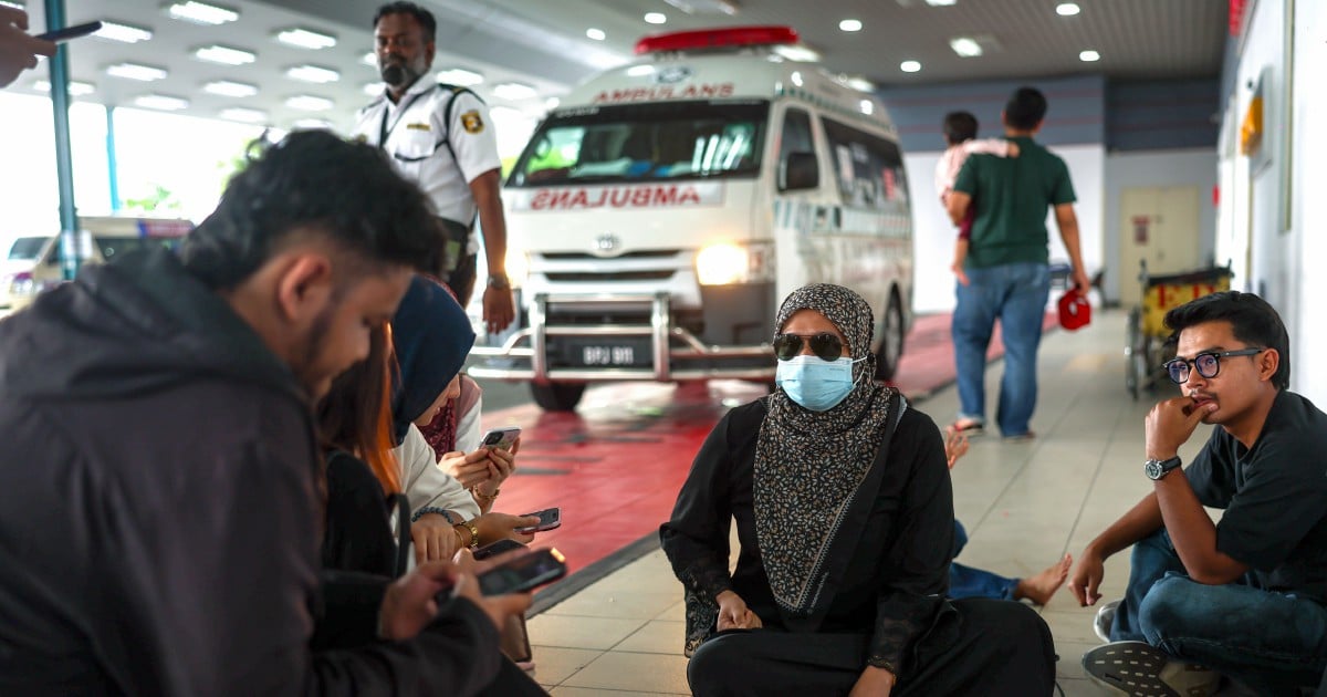 Auxiliary cop killed in Rawang crash, impaled by road barrier, says niece