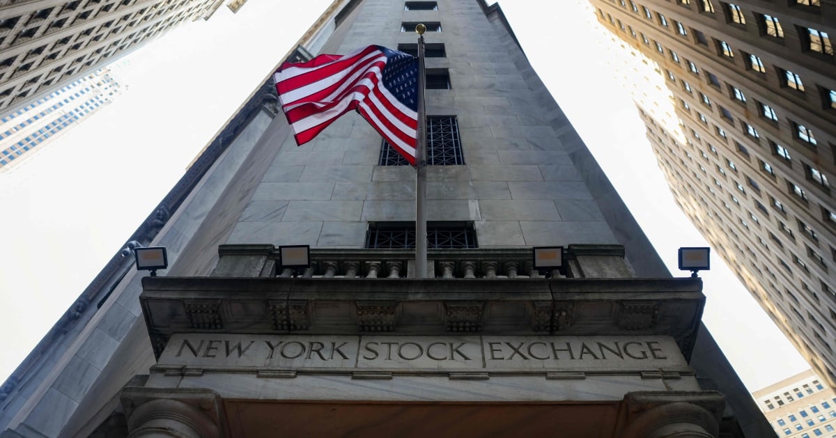 Dollar drops as US Justice Department subpoenas Fed's Powell