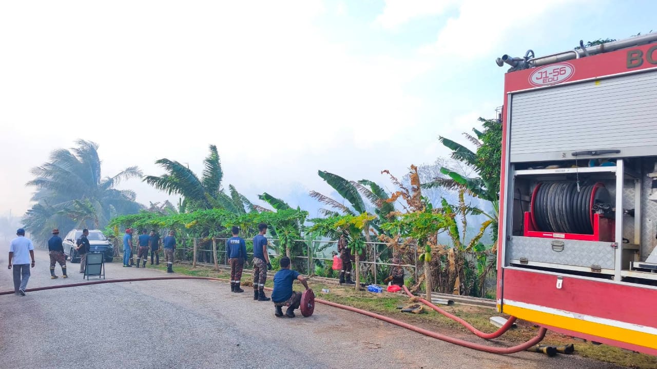 Dua keluarga dipindah, kawasan tanah gambut terbakar