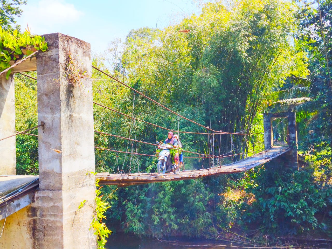 Gadai nyawa guna jambatan gantung uzur, rosak