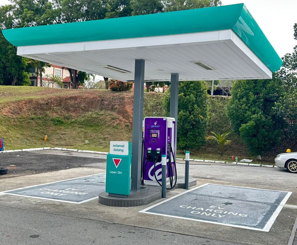 Gentari turns on DC Charger at Petronas Ayer Keroh 3