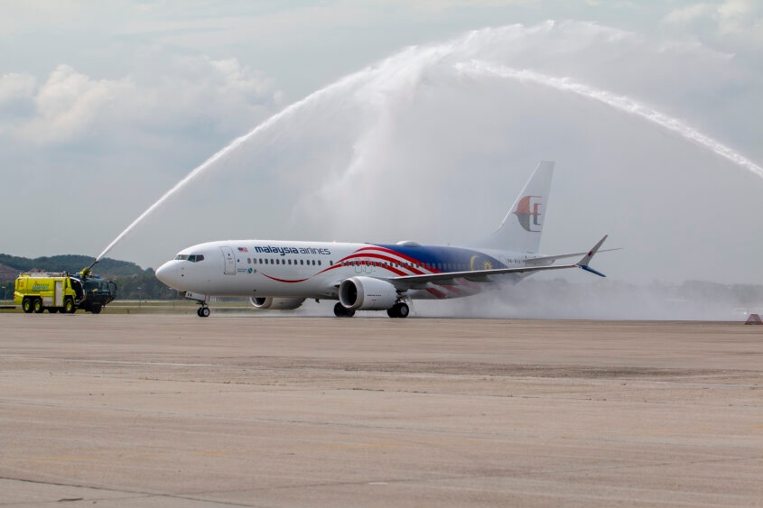 Malaysia Airlines 737-8