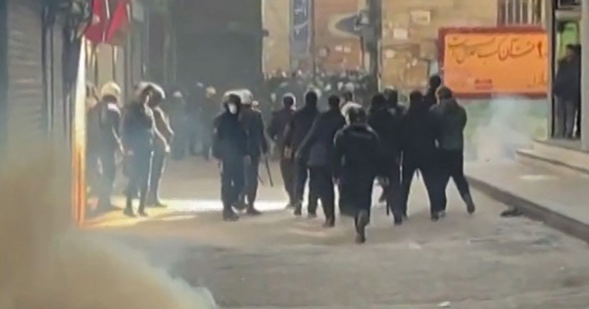 Iran forces accused of firing on protesters as death toll mounts