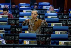 Kerajaan teliti semula syarat lapan juta pengguna untuk lesen media sosial