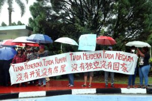 Kg Jalan Papan residents press DAP to deliver housing promises before GE16