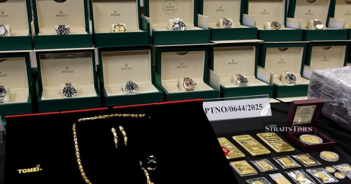 MACC displays RM11.4mil in luxury watches, gold and cash from military graft probe