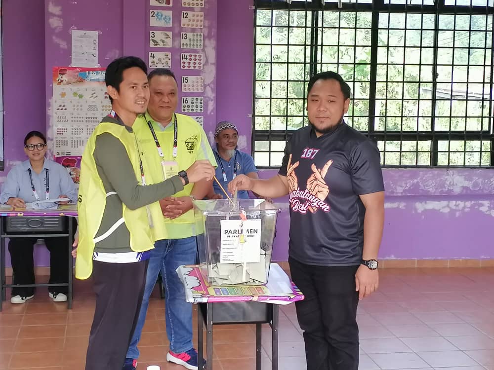 Naim Kurniawan selesai mengundi di SK Bilit